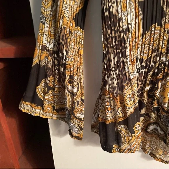 Petite Sunny Leigh ladies top PM with Bell shaped sleeves. Elegant, Romantic - Picture 7 of 7